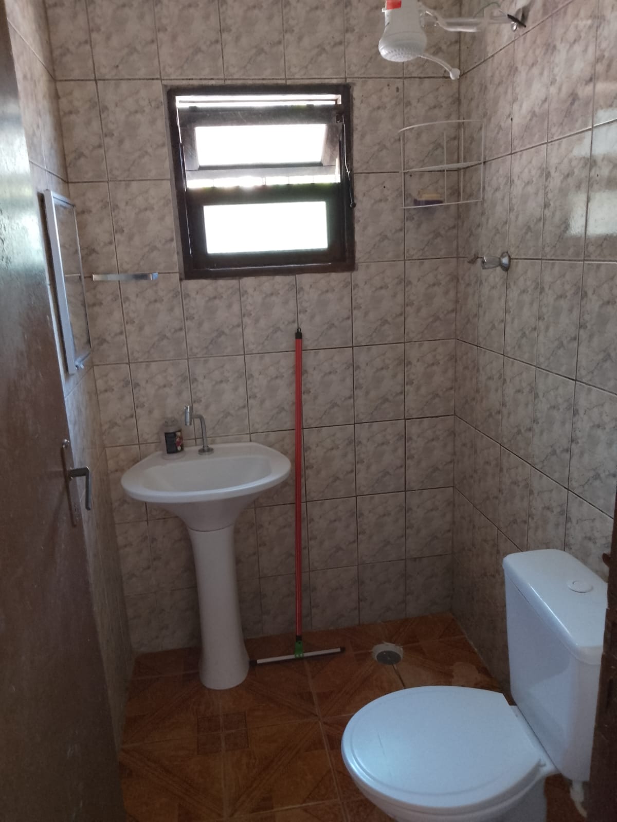 Banheiro com chuveiro e janela