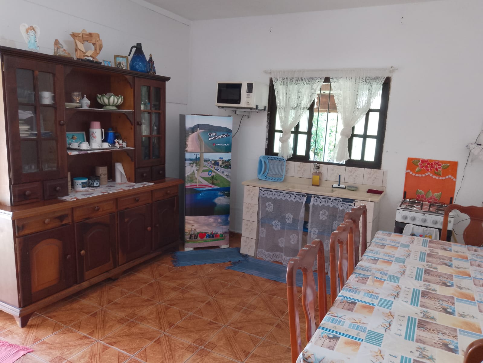 Cozinha equipada com fogão, geladeira e microondas