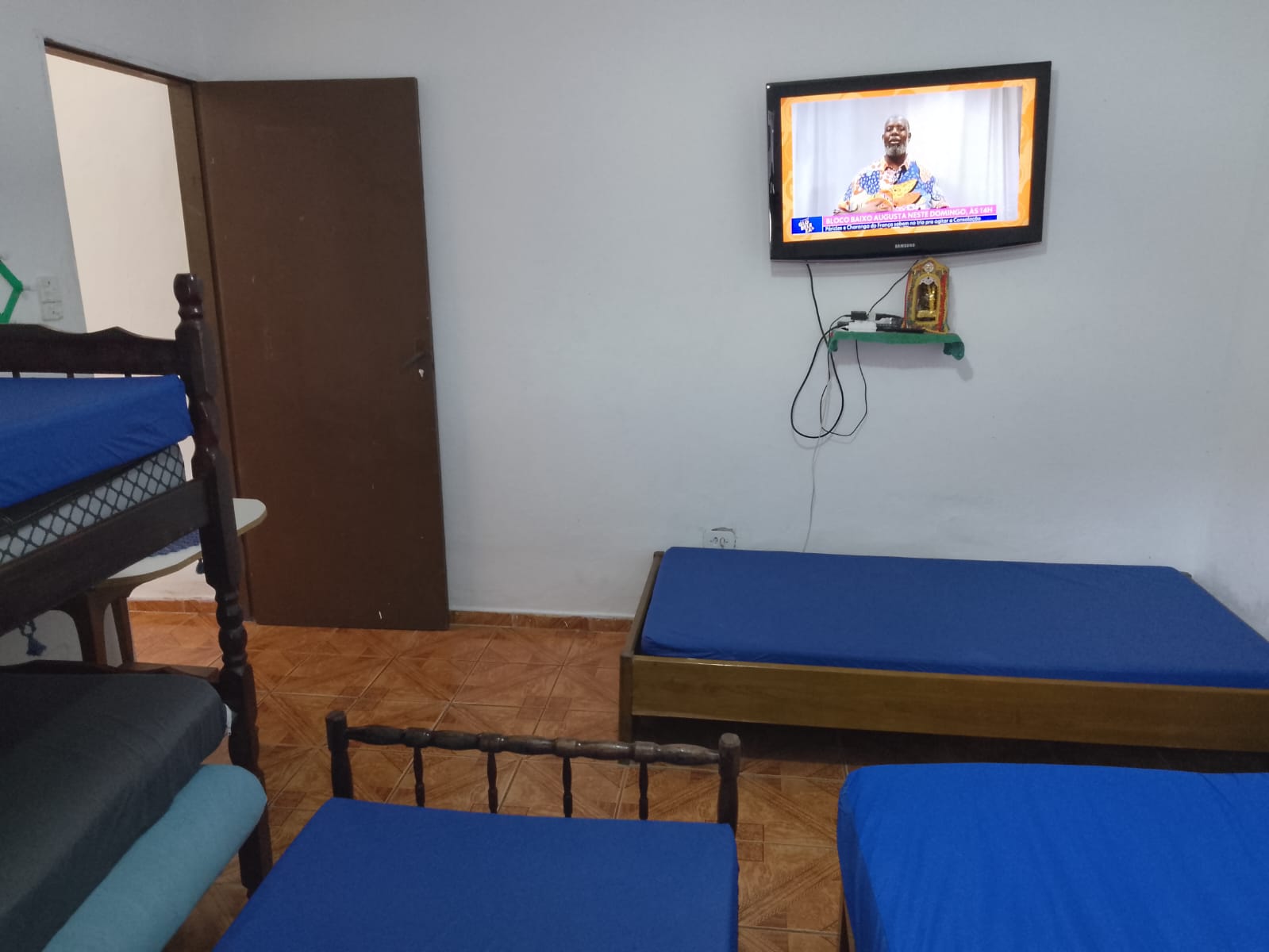 Quarto com TV e camas