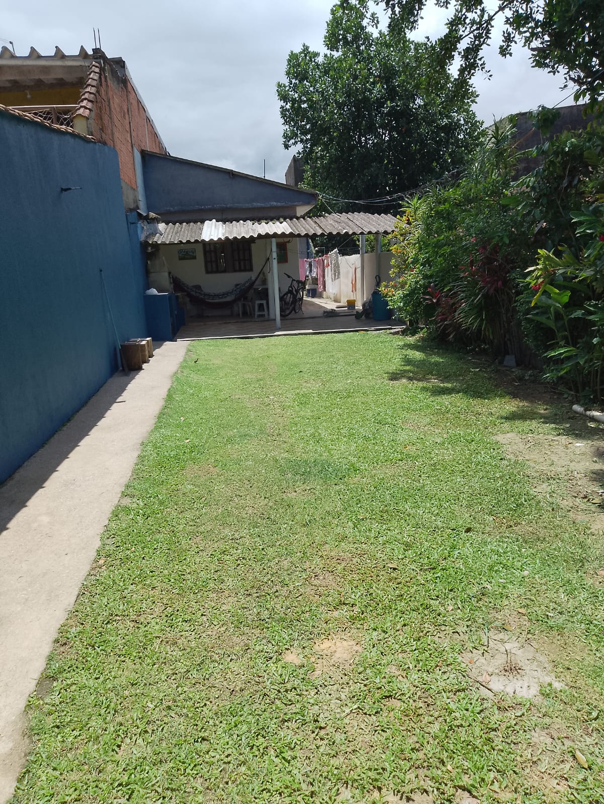 Quintal espaçoso com varanda e redes